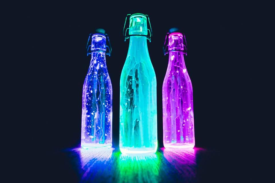 Botellas Luminosas con etiquetado visible en la oscuridad