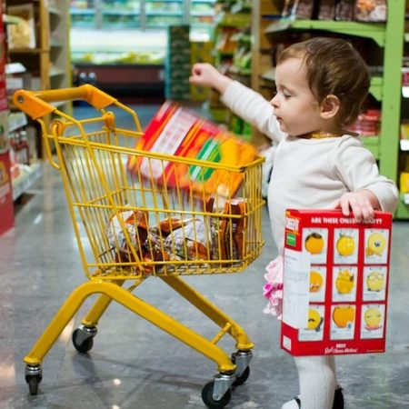 niños con etiquetas para alimentos