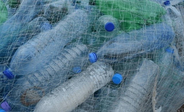 Botellas de plastico recogidas en el mar