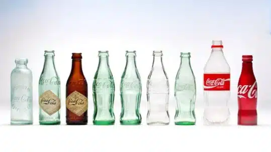 Botellas de Coca Cola de diferentes épocas.