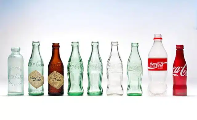 Botellas de Coca Cola de diferentes épocas.