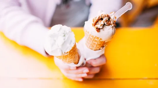 primer plano de la mano sosteniendo el helado