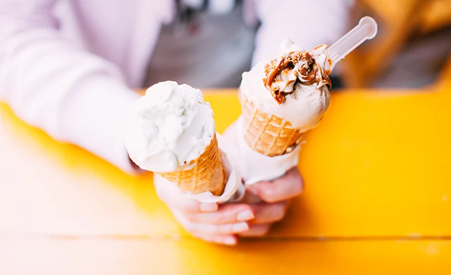 primer plano de la mano sosteniendo el helado