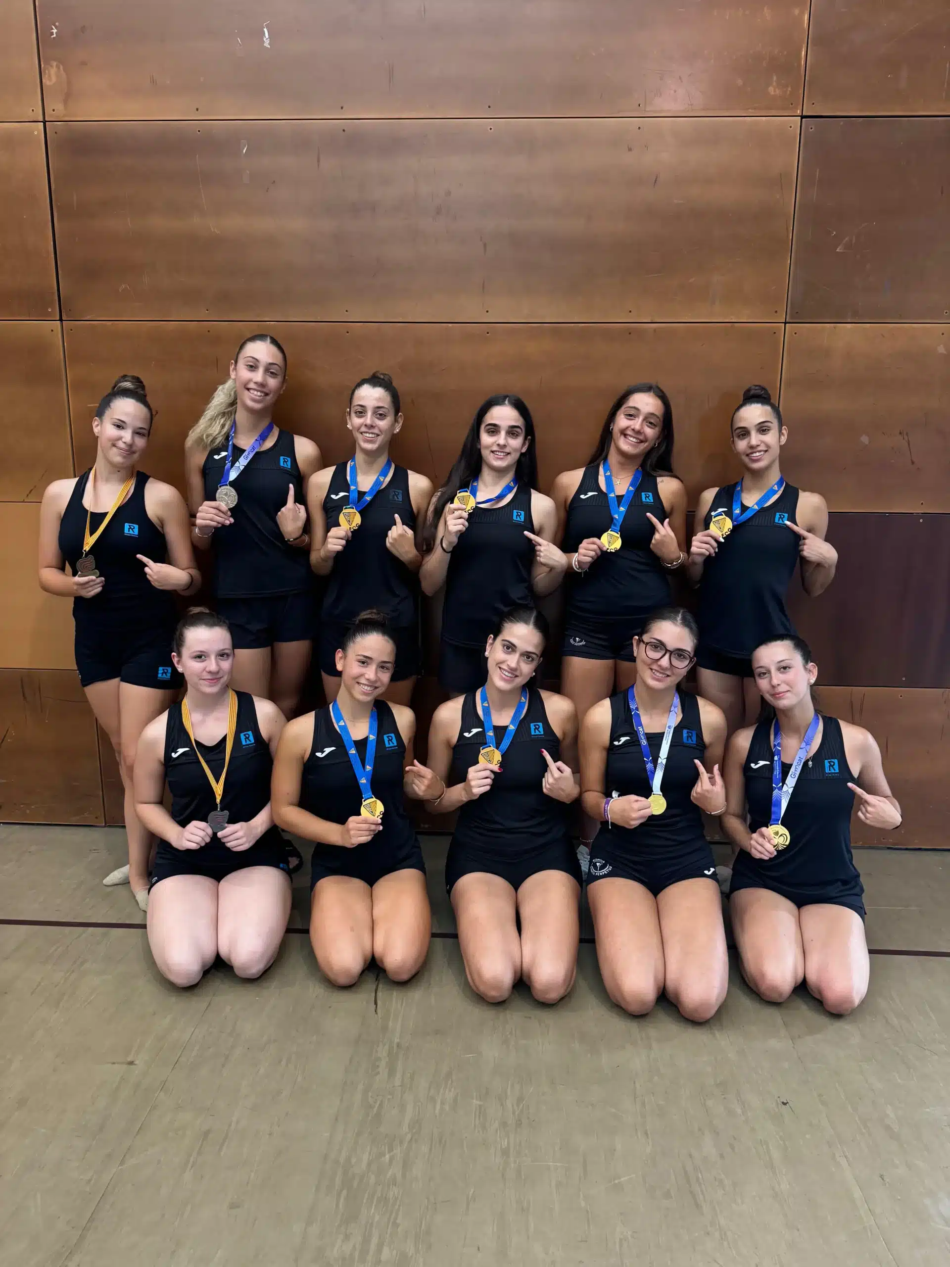 chicas ritmica con medalla